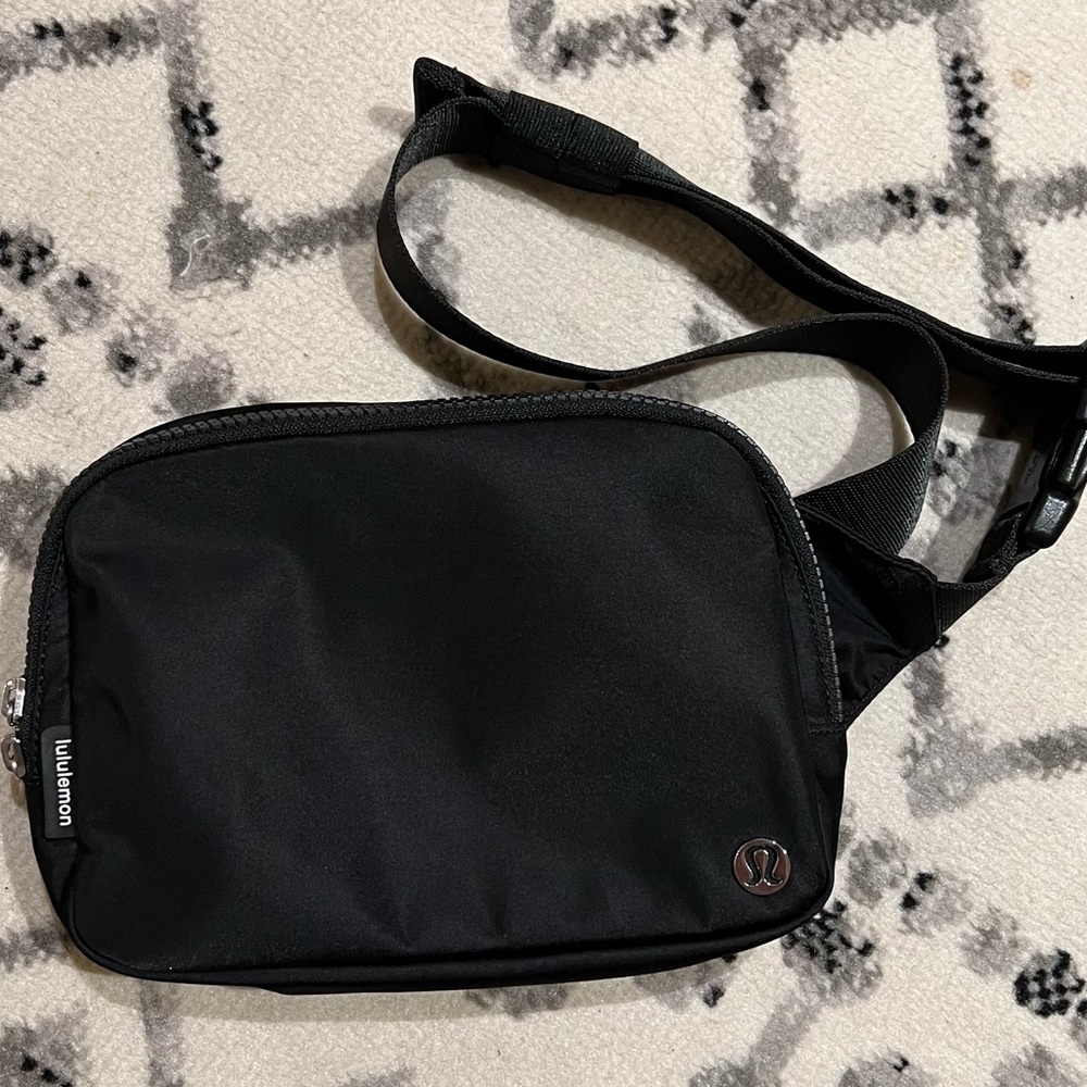 Like New Lululemon Everywhere Large Belt Bag